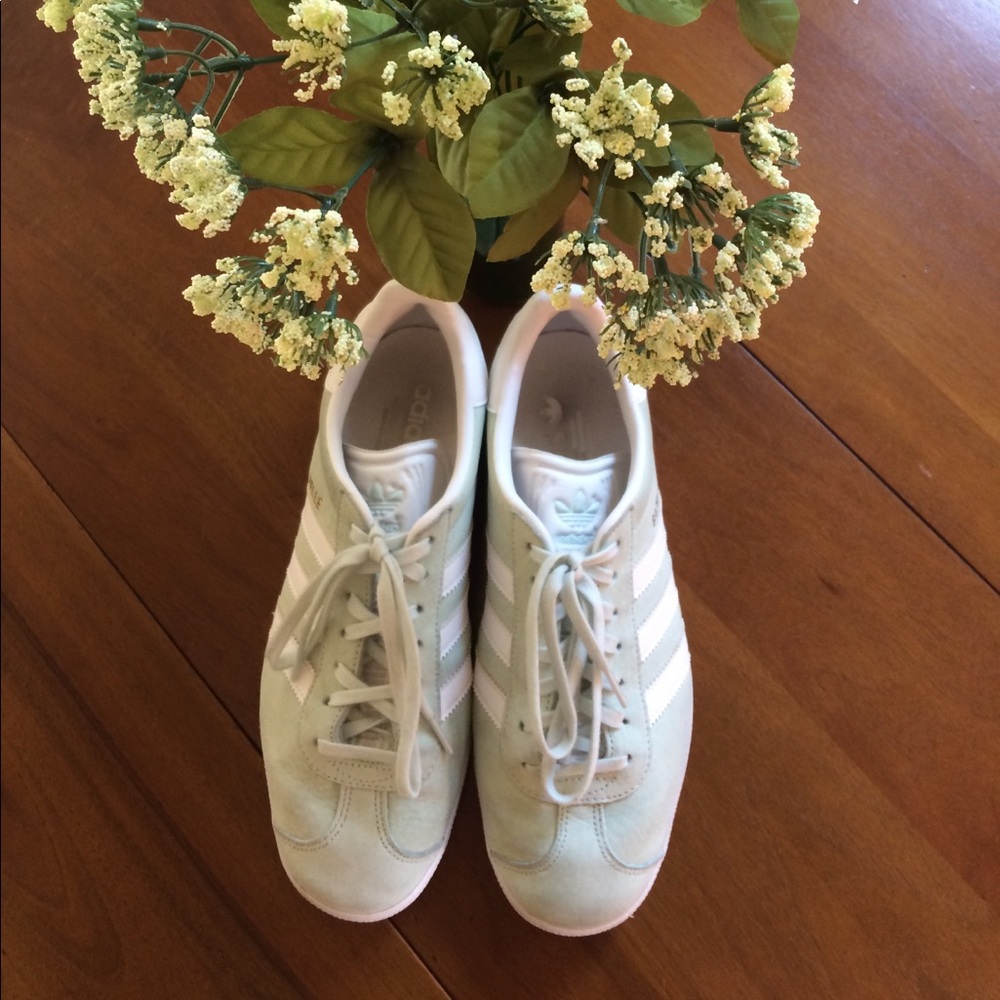 ADIDAS MINT GREEN GAZELLE SIZE 8